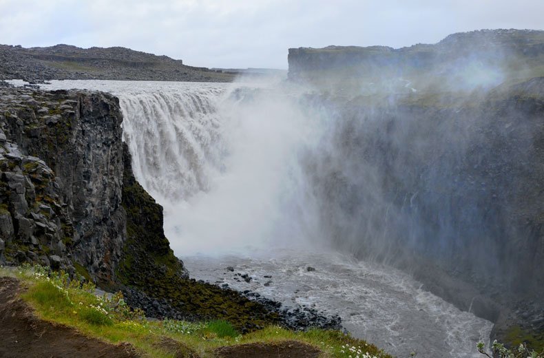 16 Breathtaking Waterfalls In Iceland + Map!