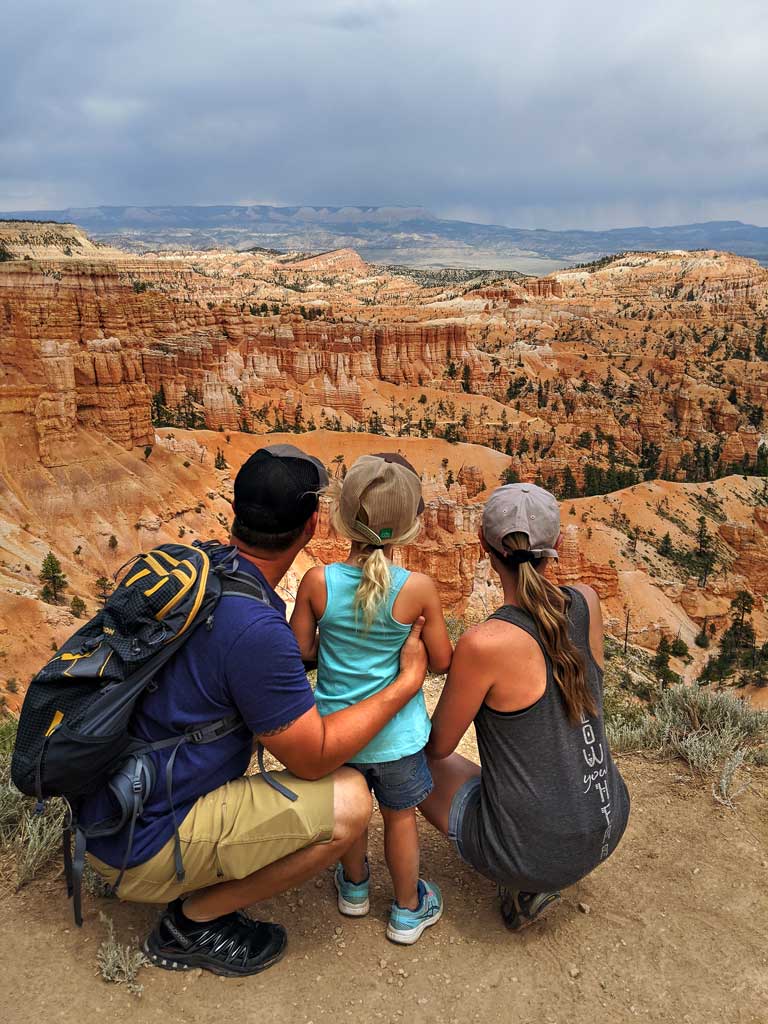 family looking over the edge of Bryce National Park