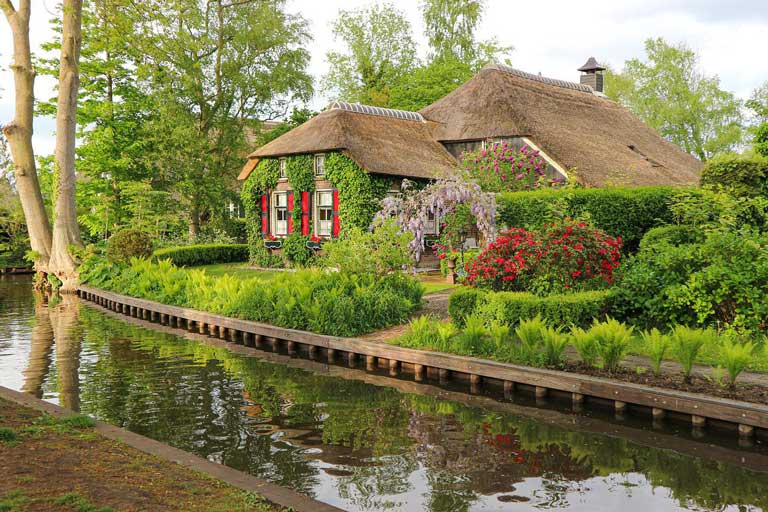 A cottage in Giethoorn - one of the most beautiful day trips from Amsterdam