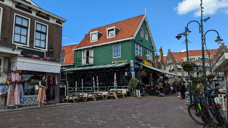 a street in front of the Volendam Harbor