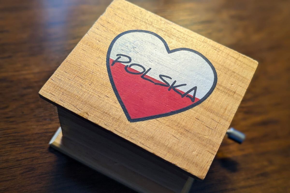 a music box with a heart on it that says polska