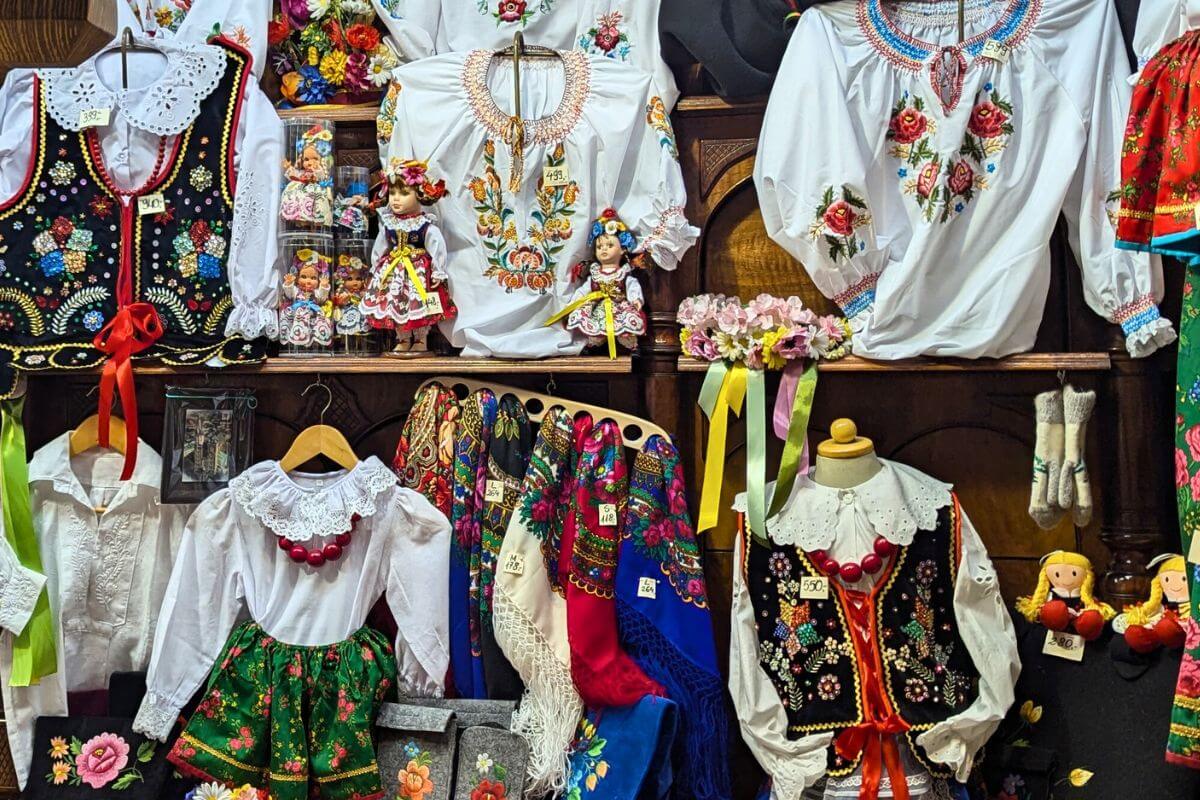 traditional polish folk costumes and dolls wearing polish folk costumes